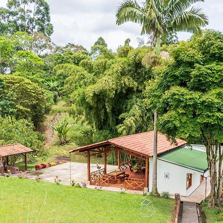 Agradable Cabana Cafetera Con Jacuzzi A 12 Min Del Centro De Pereira Bagian luar foto