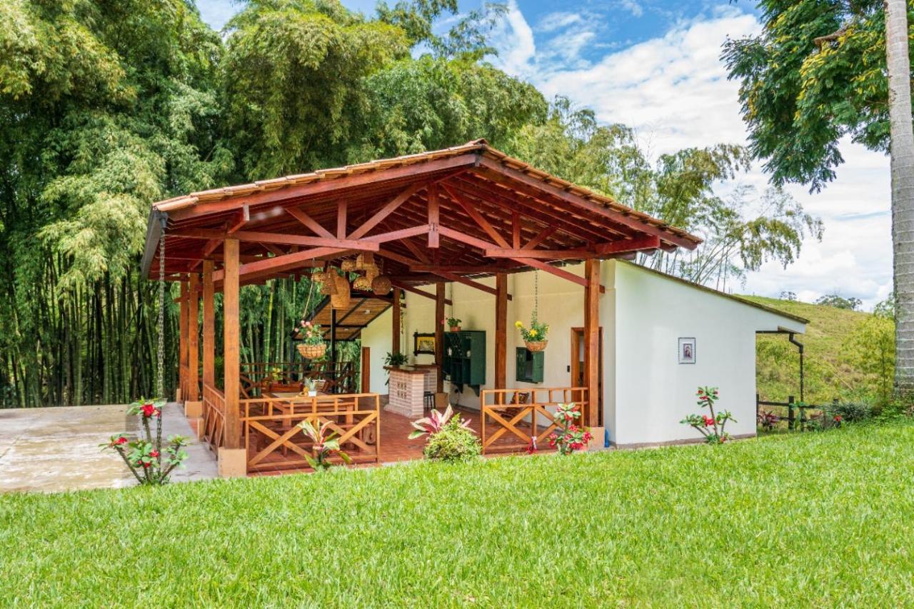 Agradable Cabana Cafetera Con Jacuzzi A 12 Min Del Centro De Pereira Bagian luar foto